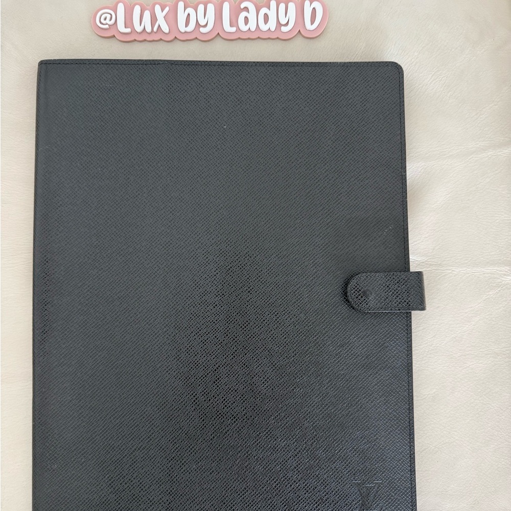 Louis Vuitton bloc A4 black taiga